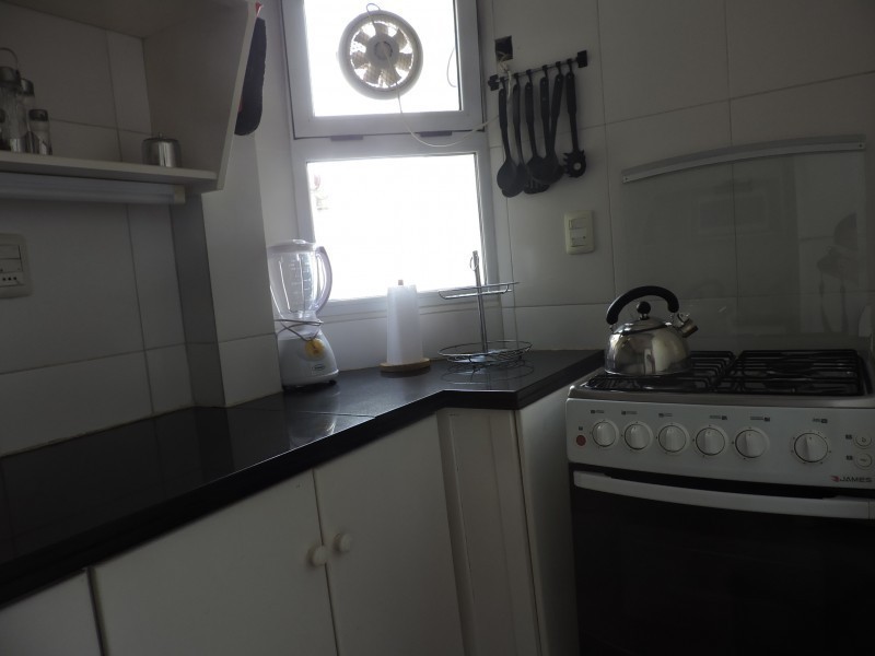 Departamento en alquiler en Manantiales a pasitos del mar, ambientes luminosos y frescos.