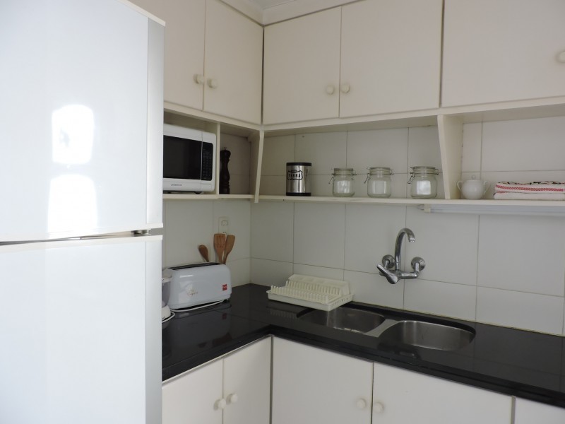 Departamento en alquiler en Manantiales a pasitos del mar, ambientes luminosos y frescos.