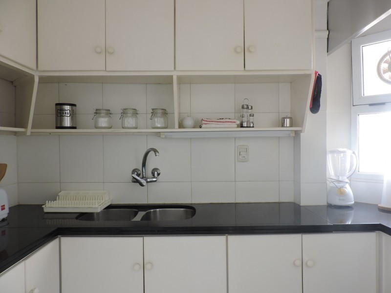 Departamento en alquiler en Manantiales a pasitos del mar, ambientes luminosos y frescos.