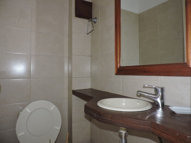 Departamento en alquiler en Manantiales a pasitos del mar, ambientes luminosos y frescos.