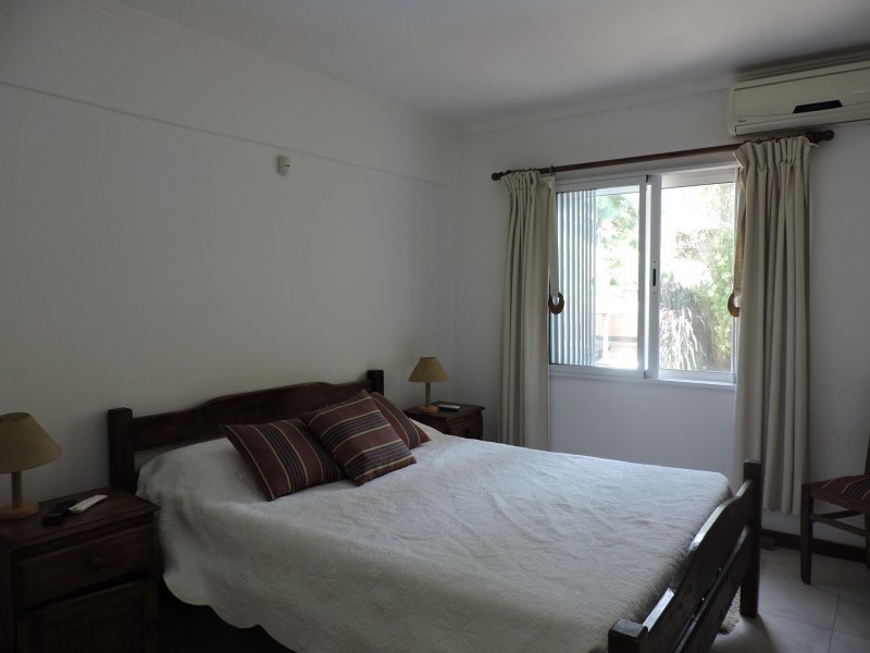 Departamento en alquiler en Manantiales a pasitos del mar, ambientes luminosos y frescos.