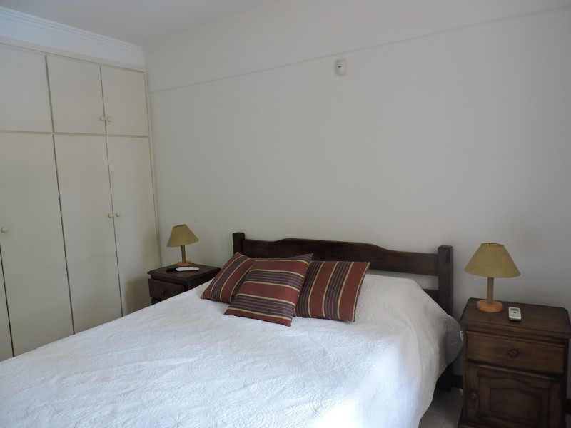 Departamento en alquiler en Manantiales a pasitos del mar, ambientes luminosos y frescos.