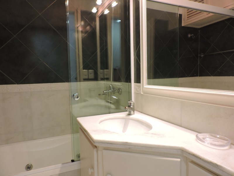 Departamento en alquiler en Manantiales a pasitos del mar, ambientes luminosos y frescos.