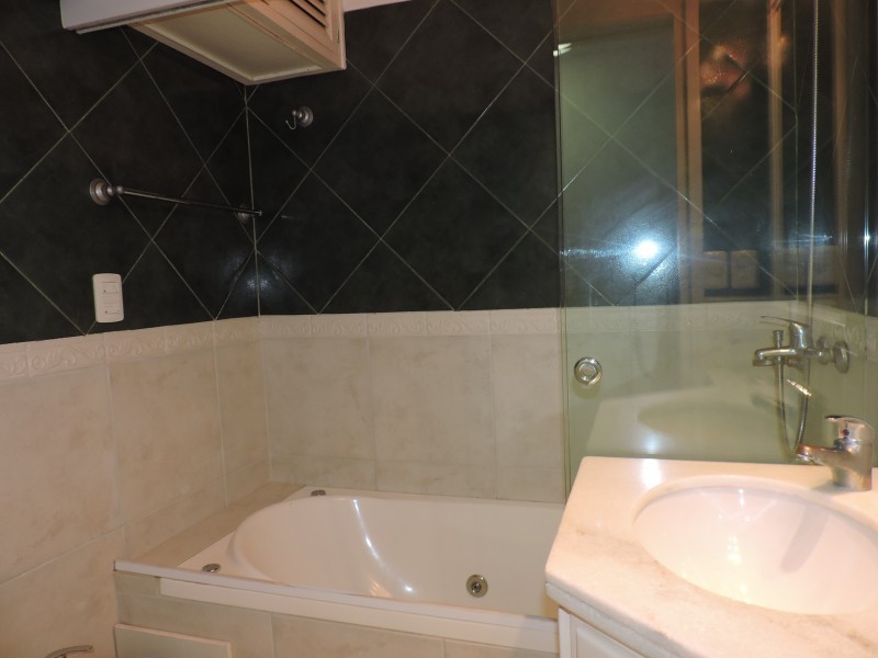 Departamento en alquiler en Manantiales a pasitos del mar, ambientes luminosos y frescos.