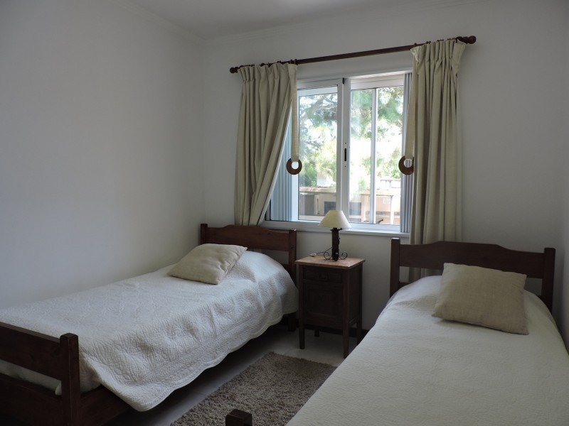 Departamento en alquiler en Manantiales a pasitos del mar, ambientes luminosos y frescos.