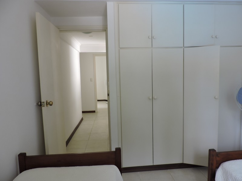 Departamento en alquiler en Manantiales a pasitos del mar, ambientes luminosos y frescos.