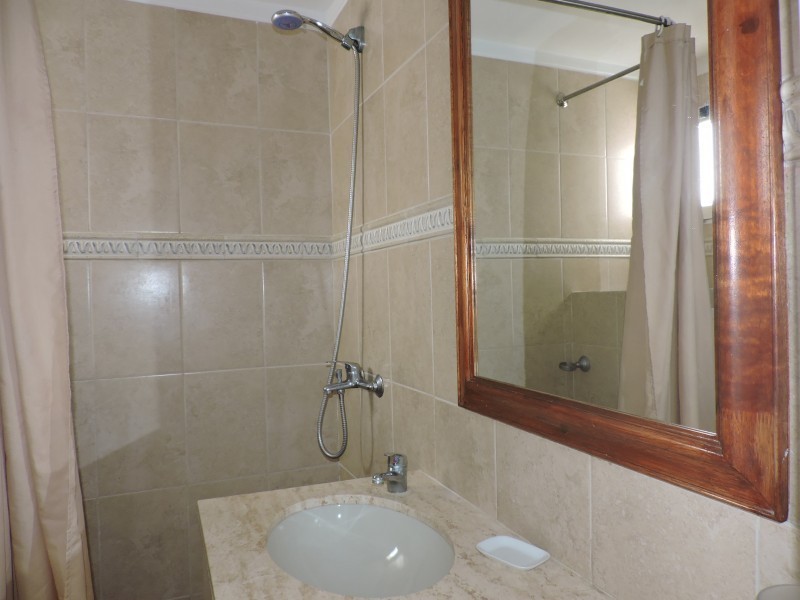 Departamento en alquiler en Manantiales a pasitos del mar, ambientes luminosos y frescos.