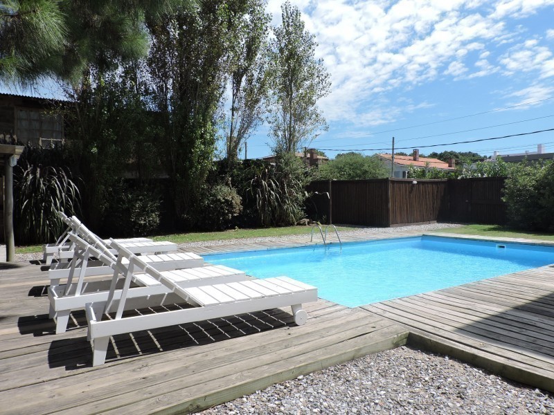 Departamento en alquiler en Manantiales a pasitos del mar, ambientes luminosos y frescos.