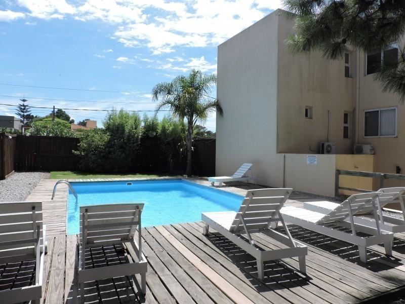 Departamento en alquiler en Manantiales a pasitos del mar, ambientes luminosos y frescos.