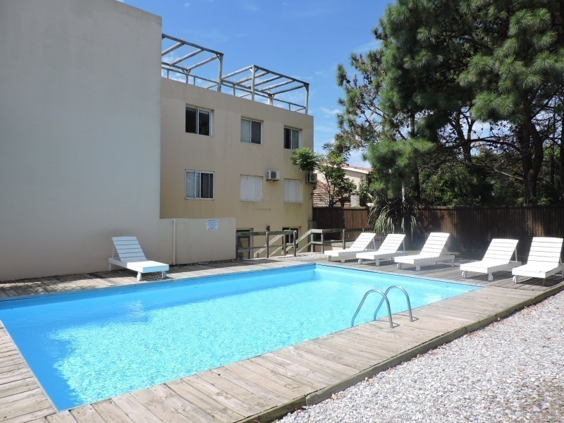 Departamento en alquiler en Manantiales a pasitos del mar, ambientes luminosos y frescos.