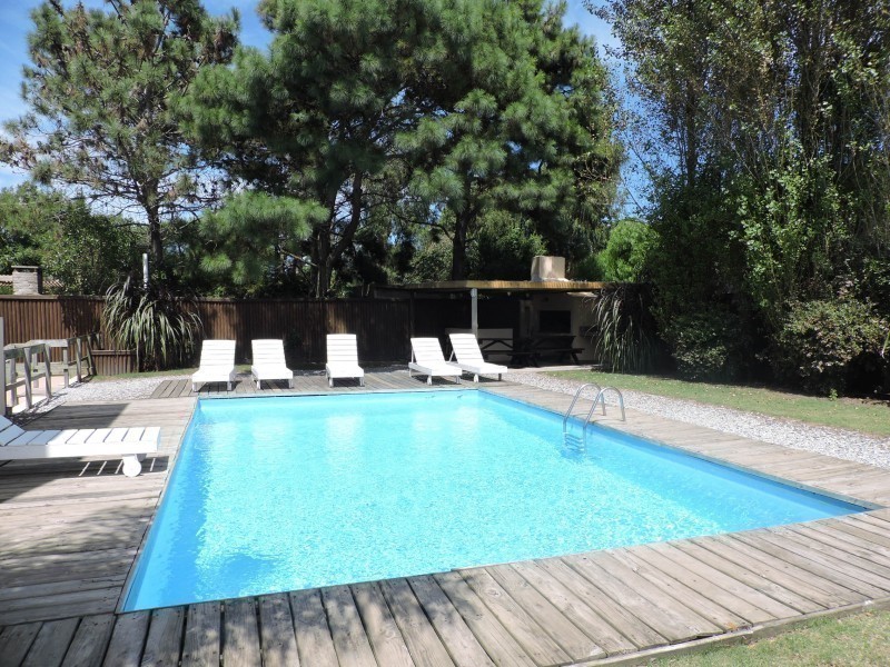 Departamento en alquiler en Manantiales a pasitos del mar, ambientes luminosos y frescos.