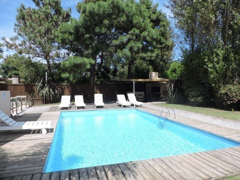 Departamento en alquiler en Manantiales a pasitos del mar, ambientes luminosos y frescos.