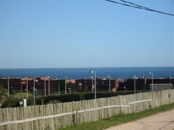 Departamento en alquiler en Manantiales a pasitos del mar, ambientes luminosos y frescos.