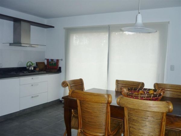 Casa en alquiler sobre Laguna Blanca, La Barra.