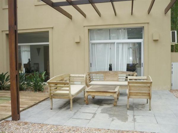 Casa en alquiler sobre Laguna Blanca, La Barra.