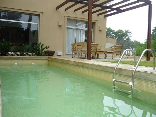 Casa en alquiler sobre Laguna Blanca, La Barra.