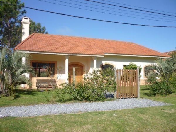 Cómoda casa en alquiler a pasos de la Iglesia de La Barra.