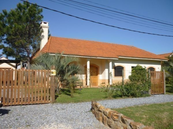Cómoda casa en alquiler a pasos de la Iglesia de La Barra.