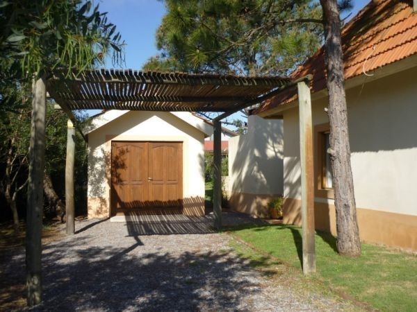 Cómoda casa en alquiler a pasos de la Iglesia de La Barra.