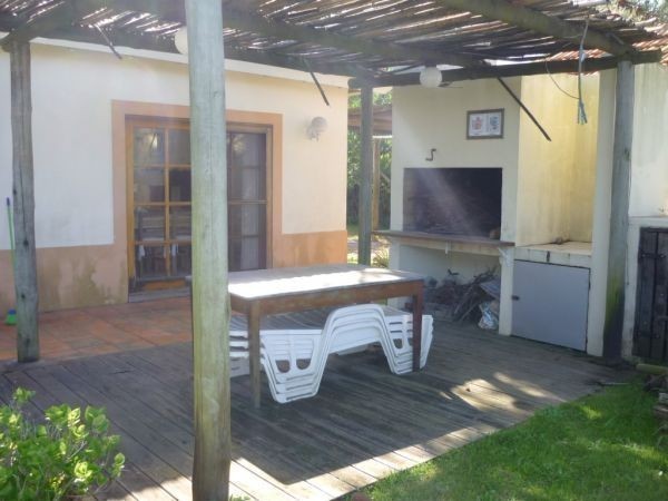 Cómoda casa en alquiler a pasos de la Iglesia de La Barra.