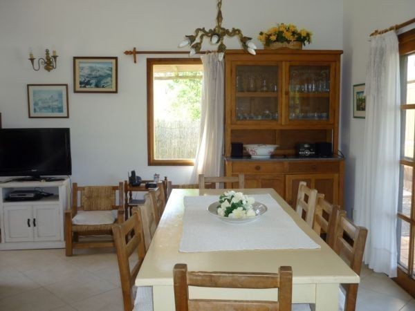 Cómoda casa en alquiler a pasos de la Iglesia de La Barra.