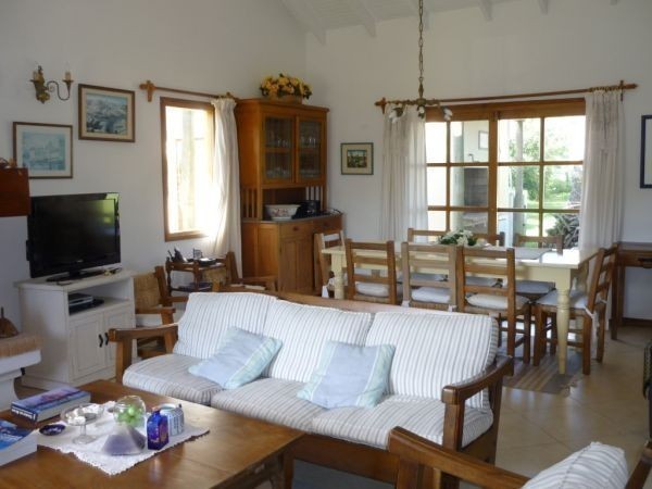 Cómoda casa en alquiler a pasos de la Iglesia de La Barra.