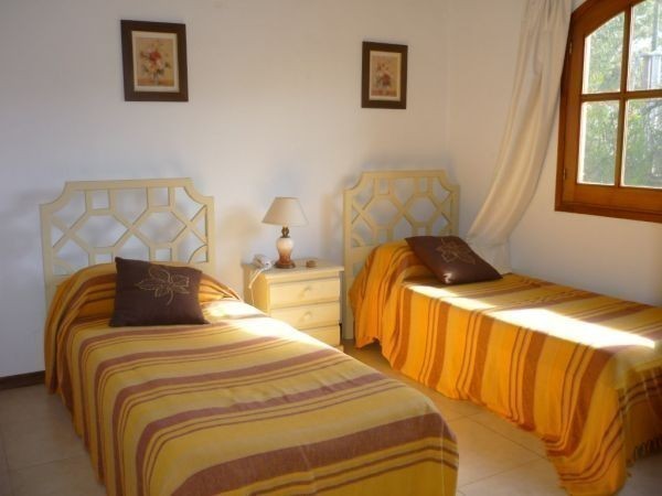 Cómoda casa en alquiler a pasos de la Iglesia de La Barra.