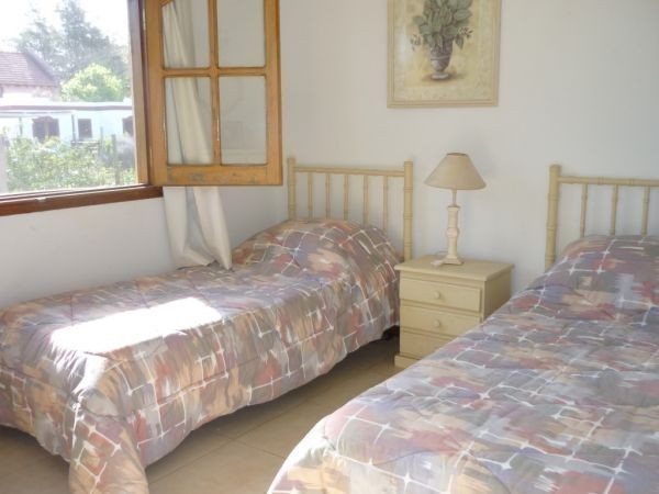 Cómoda casa en alquiler a pasos de la Iglesia de La Barra.