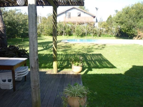 Cómoda casa en alquiler a pasos de la Iglesia de La Barra.