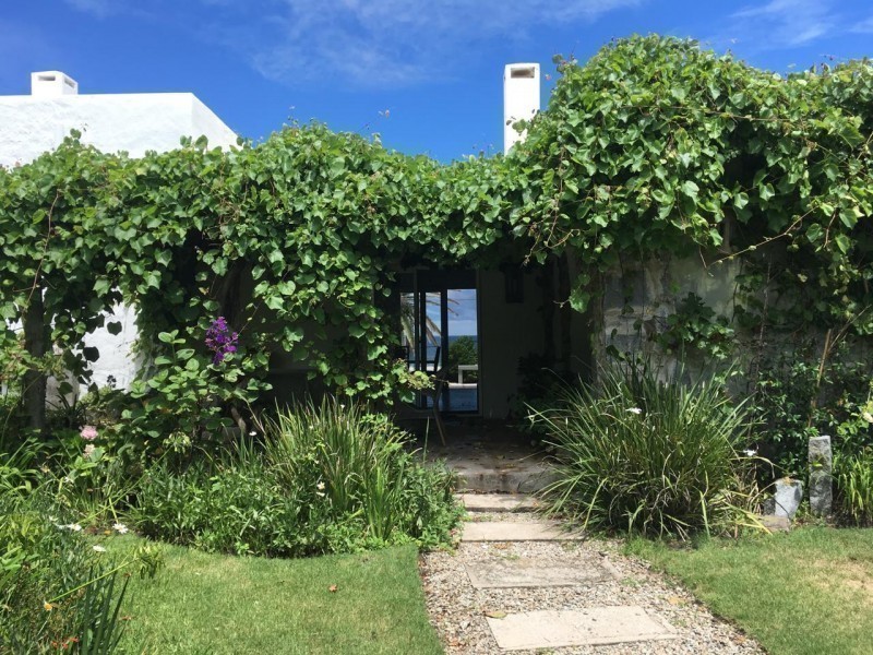 Muy linda casaen alquiler en La Barra, ideal para pasar unas vacaciones pegado al mar.