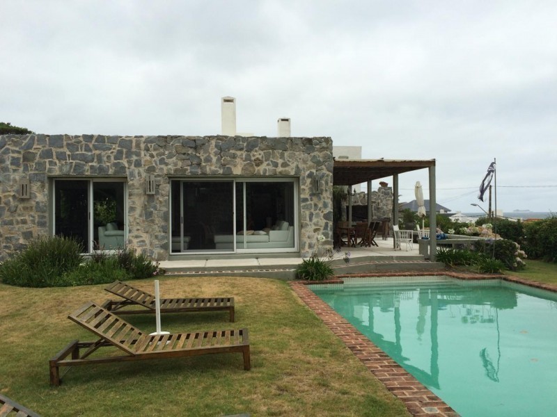 Muy linda casaen alquiler en La Barra, ideal para pasar unas vacaciones pegado al mar.