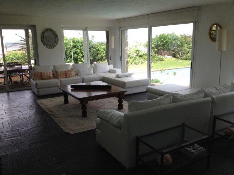 Muy linda casaen alquiler en La Barra, ideal para pasar unas vacaciones pegado al mar.