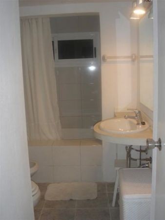 Muy linda casaen alquiler en La Barra, ideal para pasar unas vacaciones pegado al mar.