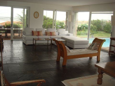 Muy linda casaen alquiler en La Barra, ideal para pasar unas vacaciones pegado al mar.