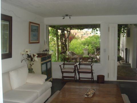 Muy linda casaen alquiler en La Barra, ideal para pasar unas vacaciones pegado al mar.