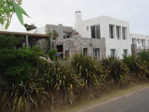 Muy linda casaen alquiler en La Barra, ideal para pasar unas vacaciones pegado al mar.
