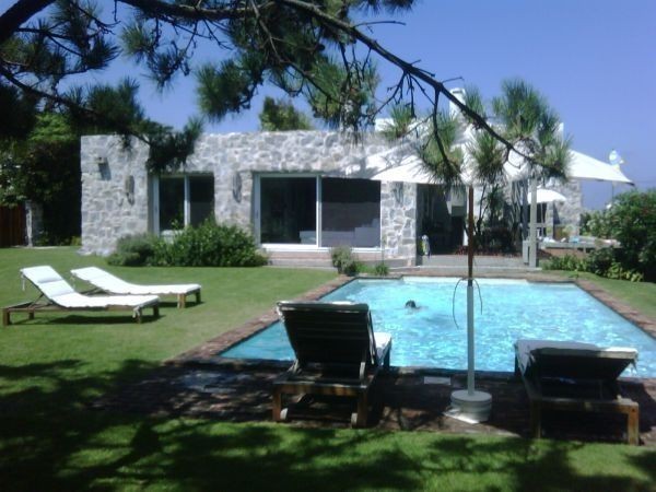 Muy linda casaen alquiler en La Barra, ideal para pasar unas vacaciones pegado al mar.