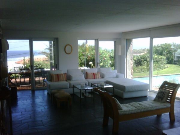 Muy linda casaen alquiler en La Barra, ideal para pasar unas vacaciones pegado al mar.