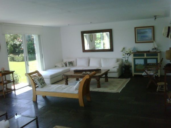 Muy linda casaen alquiler en La Barra, ideal para pasar unas vacaciones pegado al mar.