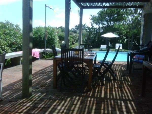 Muy linda casaen alquiler en La Barra, ideal para pasar unas vacaciones pegado al mar.