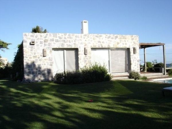 Muy linda casaen alquiler en La Barra, ideal para pasar unas vacaciones pegado al mar.