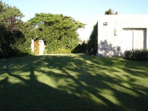 Muy linda casaen alquiler en La Barra, ideal para pasar unas vacaciones pegado al mar.