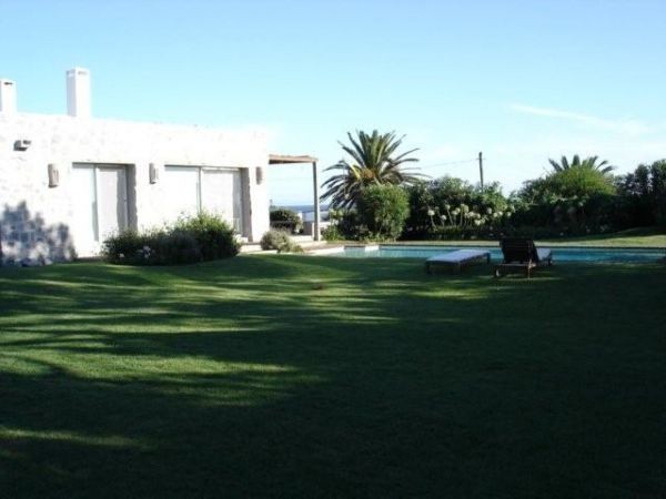 Muy linda casaen alquiler en La Barra, ideal para pasar unas vacaciones pegado al mar.