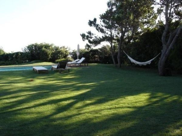Muy linda casaen alquiler en La Barra, ideal para pasar unas vacaciones pegado al mar.