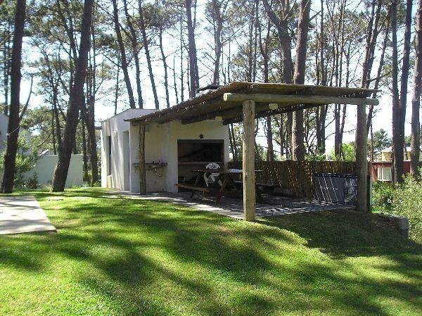 Casa en alquiler muy cómoda y muy agradable para veranear en el corazón de Montoya, La Barra.