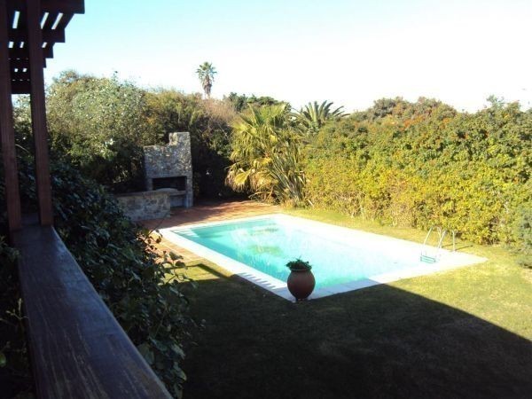 Casa en alquiler en plena Barra, pileta, vista y capacidad para 15 personas.