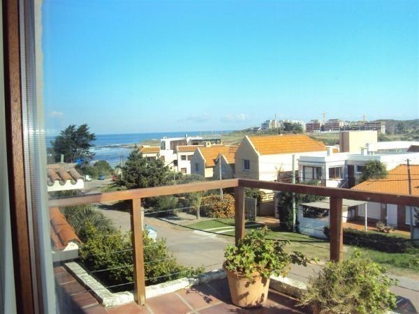 Casa en alquiler en plena Barra, pileta, vista y capacidad para 15 personas.