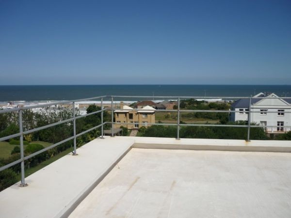 Moderna casa en alquiler en Montoya a pasos del mar