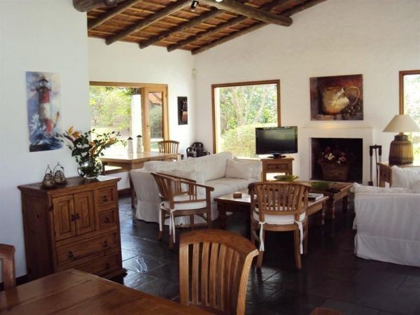 Espectacular casa en alquiler en la mejor zona de Montoya, La Barra muy cerquita del mar.