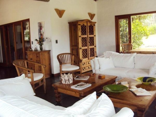 Espectacular casa en alquiler en la mejor zona de Montoya, La Barra muy cerquita del mar.